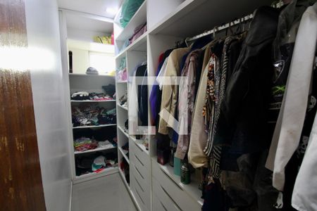 Casa à venda com 340m², 4 quartos e 3 vagasCloset