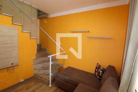 Sala de TV de casa de condomínio para alugar com 2 quartos, 70m² em Chácara Seis de Outubro, São Paulo