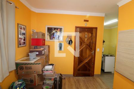 Sala de TV de casa de condomínio para alugar com 2 quartos, 70m² em Chácara Seis de Outubro, São Paulo