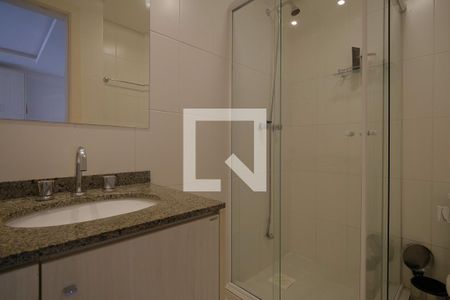Banheiro de apartamento para alugar com 1 quarto, 43m² em Centro, Curitiba