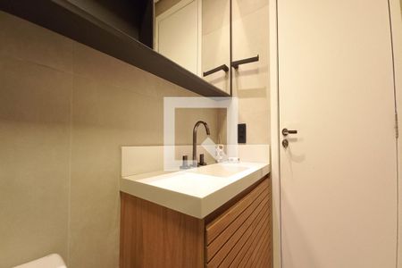 Banheiro de apartamento à venda com 1 quarto, 46m² em Cambuí, Campinas