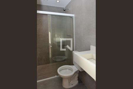 Banheiro da Suíte 1 de casa de condomínio para alugar com 3 quartos, 83m² em Vargem Pequena, Rio de Janeiro