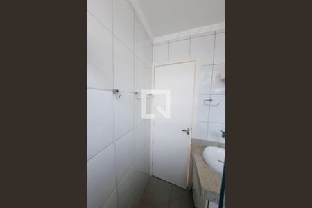 Casa de condomínio para alugar com 180m², 3 quartos e 2 vagas Casa de condomínio para alugar com 180m², 3 quartos e 2 vagasBanheiro da Suíte