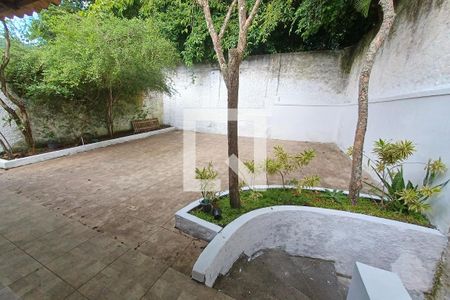 Casa à venda com 450m², 4 quartos e 2 vagasÁrea externa - fundos