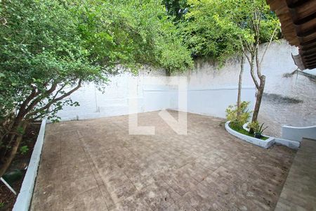 Casa à venda com 450m², 4 quartos e 2 vagasÁrea externa - fundos