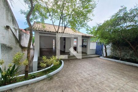 Casa à venda com 450m², 4 quartos e 2 vagasÁrea externa - fundos