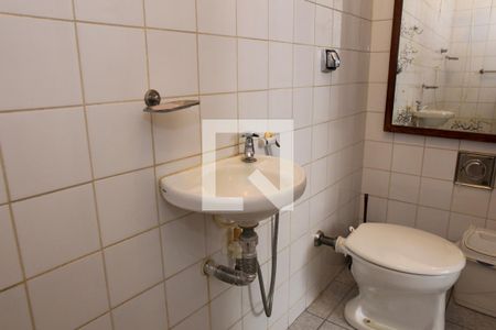 Casa para alugar com 200m², 4 quartos e 1 vaga Casa para alugar com 200m², 4 quartos e 1 vagaBanheiro de Serviço (1º andar)