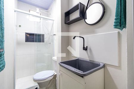 Banheiro de kitnet/studio para alugar com 1 quarto, 25m² em Jardim Ivana, São Paulo