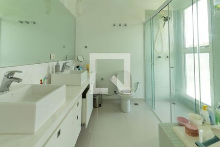Casa para alugar com 620m², 5 quartos e 6 vagas Casa para alugar com 620m², 5 quartos e 6 vagasBanheiro da Suíte