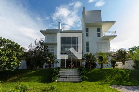 Casa para alugar com 620m², 5 quartos e 6 vagas Casa para alugar com 620m², 5 quartos e 6 vagasVista de Trás