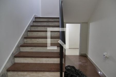 Casa para alugar com 376m², 3 quartos e 6 vagasCorredor/Escada