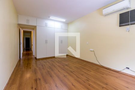 Suíte de casa à venda com 3 quartos, 250m² em Vila Congonhas, São Paulo