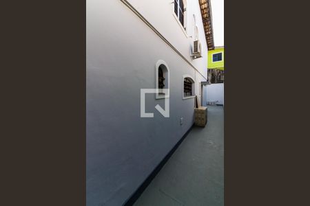 Casa para alugar com 115m², 3 quartos e 2 vagas Casa para alugar com 115m², 3 quartos e 2 vagasCorredor Lateral da Casa