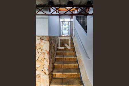 Casa para alugar com 115m², 3 quartos e 2 vagas Casa para alugar com 115m², 3 quartos e 2 vagasEscada da Entrada