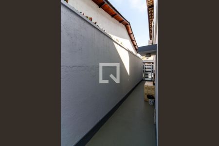 Casa para alugar com 115m², 3 quartos e 2 vagas Casa para alugar com 115m², 3 quartos e 2 vagasCorredor Lateral da Casa