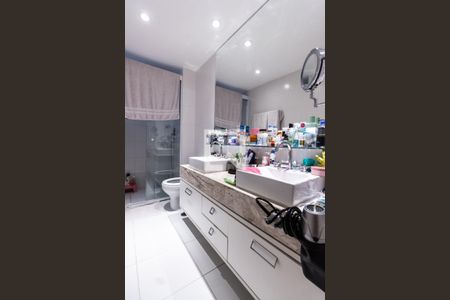 Apartamento à venda com 260m², 3 quartos e 3 vagas Apartamento à venda com 260m², 3 quartos e 3 vagasSuíte