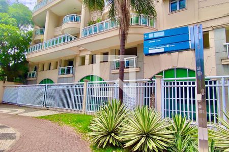 Apartamento para alugar com 144m², 2 quartos e 1 vagaFachada com cartaz QA