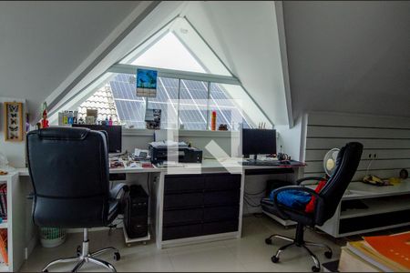 Casa de condomínio à venda com 233m², 5 quartos e 2 vagasEscritório