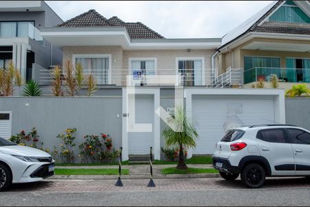 Casa de condomínio à venda com 233m², 5 quartos e 2 vagasFachada