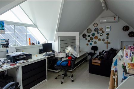 Casa de condomínio à venda com 233m², 5 quartos e 2 vagasEscritório