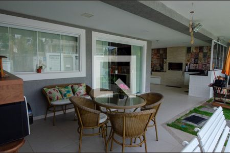 Casa de condomínio à venda com 233m², 5 quartos e 2 vagasÁrea externa