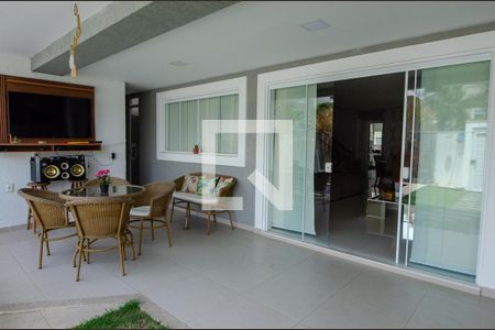 Casa de condomínio à venda com 233m², 5 quartos e 2 vagasÁrea externa