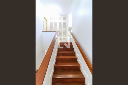 Casa de condomínio à venda com 581m², 4 quartos e 4 vagasEscada