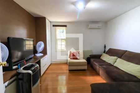 Casa de condomínio à venda com 581m², 4 quartos e 4 vagasSala de TV