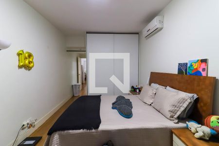 Casa de condomínio à venda com 581m², 4 quartos e 4 vagasSuíte 2