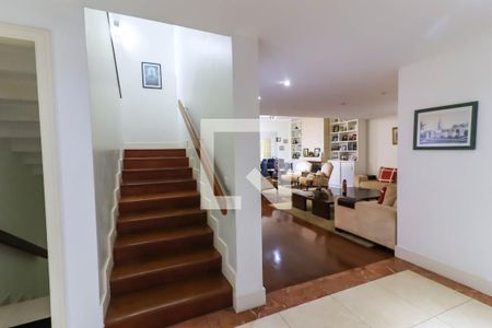 Casa de condomínio à venda com 581m², 4 quartos e 4 vagasEscada