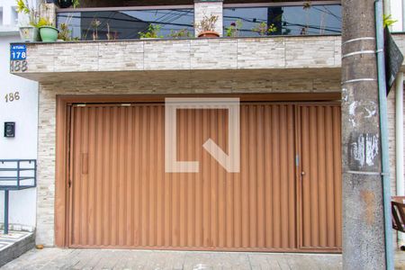 Casa à venda com 230m², 3 quartos e 2 vagas Casa à venda com 230m², 3 quartos e 2 vagasFachada