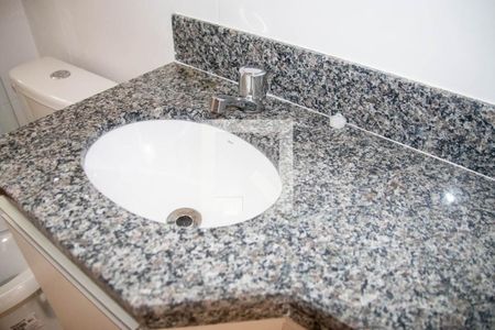 Banheiro de apartamento para alugar com 1 quarto, 27m² em Parque Vitória, São Paulo