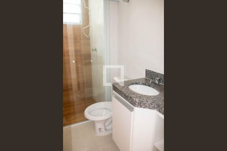 Banheiro de apartamento para alugar com 1 quarto, 27m² em Parque Vitória, São Paulo