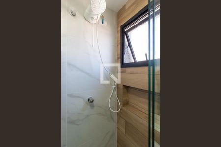 Banheiro Social de kitnet/studio para alugar com 1 quarto, 30m² em Capão Raso, Curitiba