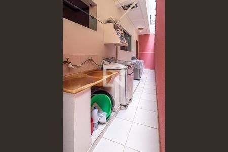 Casa à venda com 440m², 4 quartos e 4 vagas Casa à venda com 440m², 4 quartos e 4 vagasCozinha - Lavanderia