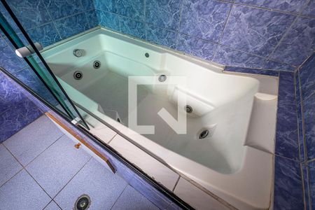 Casa à venda com 440m², 4 quartos e 4 vagas Casa à venda com 440m², 4 quartos e 4 vagasSuíte 4 - Banheiro