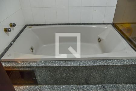 Casa à venda com 500m², 4 quartos e 6 vagasBanheiro da Suíte