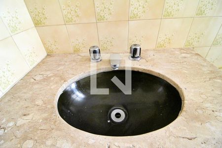 Casa à venda com 200m², 2 quartos e 2 vagasBanheiro 1