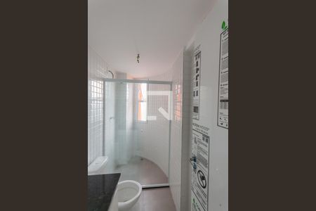 Banheiro de kitnet/studio para alugar com 1 quarto, 43m² em Vila São Pedro, Santo André