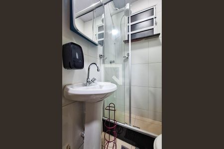 Banheiro de kitnet/studio para alugar com 1 quarto, 23m² em Centro, Niterói