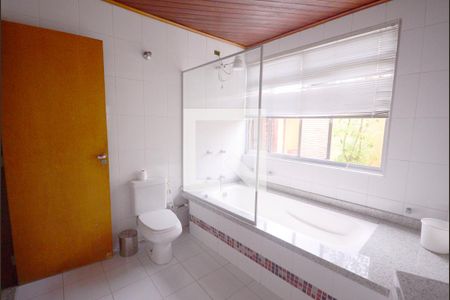 Casa à venda com 460m², 3 quartos e 4 vagas Casa à venda com 460m², 3 quartos e 4 vagasBanheiro da Suite 2