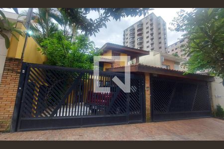 Casa à venda com 460m², 3 quartos e 4 vagas Casa à venda com 460m², 3 quartos e 4 vagasFachada
