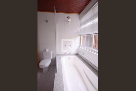 Casa à venda com 460m², 3 quartos e 4 vagas Casa à venda com 460m², 3 quartos e 4 vagasBanheiro da Suite 2