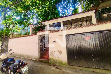 Casa à venda com 300m², 6 quartos e 2 vagas Casa à venda com 300m², 6 quartos e 2 vagasFachada