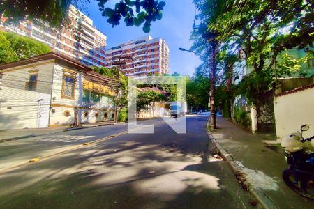 Casa à venda com 300m², 6 quartos e 2 vagas Casa à venda com 300m², 6 quartos e 2 vagasVista da Rua