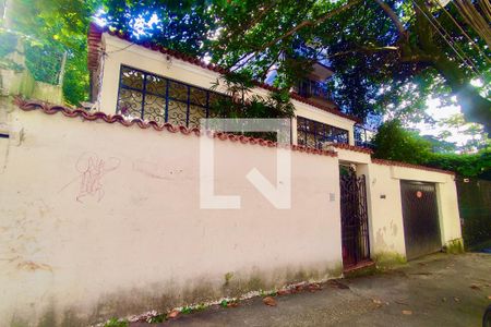 Casa à venda com 300m², 6 quartos e 2 vagas Casa à venda com 300m², 6 quartos e 2 vagasFachada