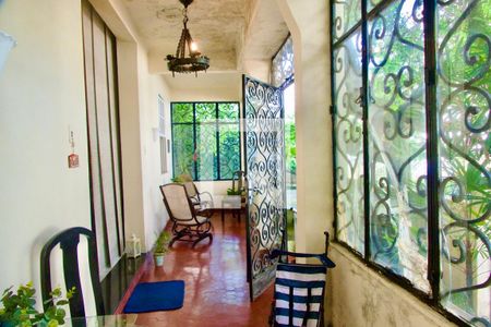 Casa à venda com 300m², 6 quartos e 2 vagas Casa à venda com 300m², 6 quartos e 2 vagasVaranda