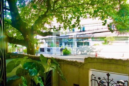 Casa à venda com 300m², 6 quartos e 2 vagas Casa à venda com 300m², 6 quartos e 2 vagasVaranda vista