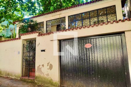 Casa à venda com 300m², 6 quartos e 2 vagas Casa à venda com 300m², 6 quartos e 2 vagasFachada