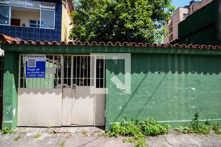 Casa à venda com 250m², 3 quartos e 2 vagas Casa à venda com 250m², 3 quartos e 2 vagasFachada